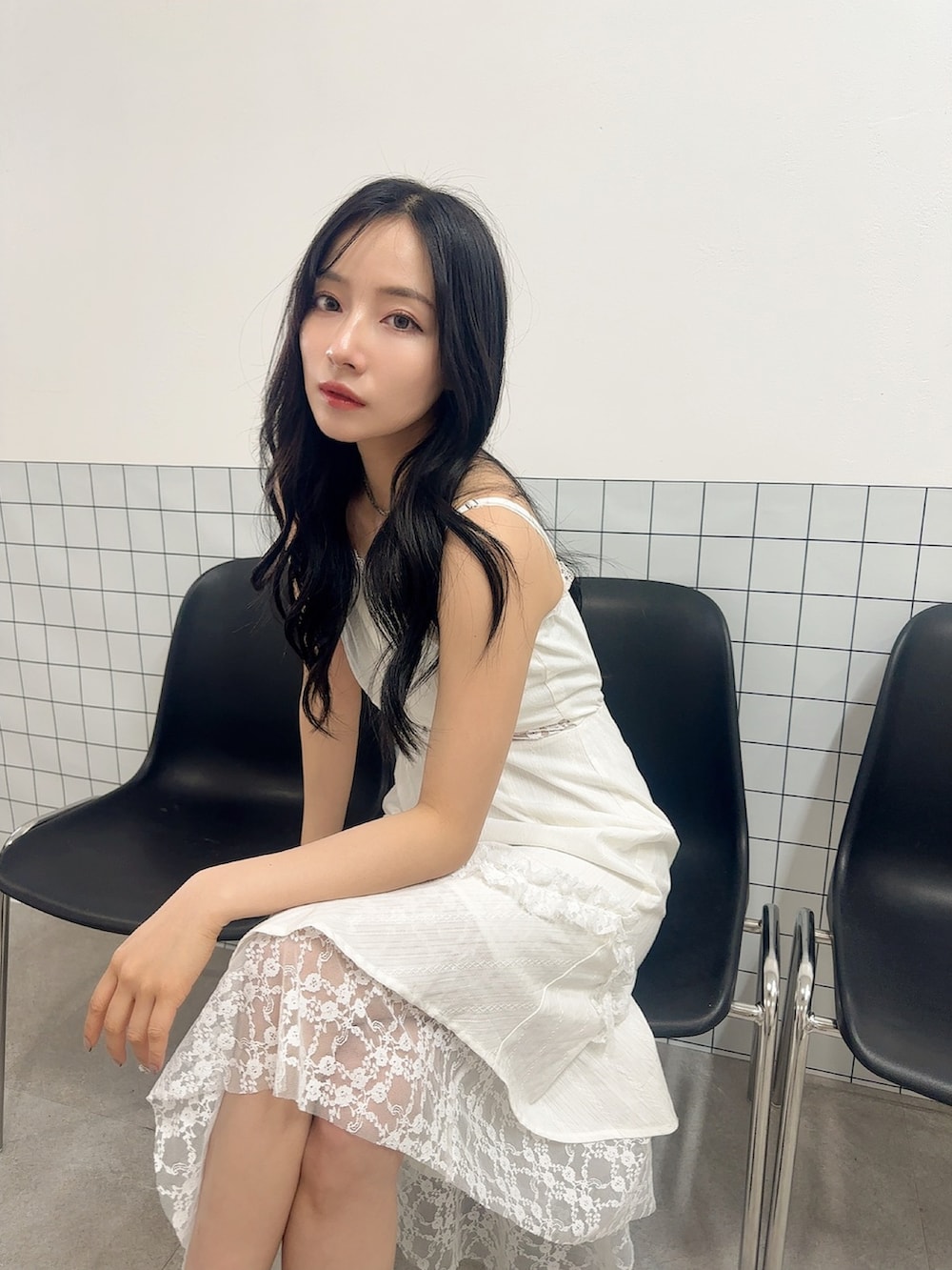 ホワイト系のワンピースを着用したレディースの夏コーディネートの3枚目の写真