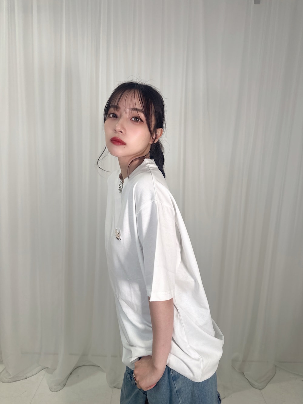 ホワイト系のTシャツ/カットソーを着用したレディースの夏コーディネートの2枚目の写真