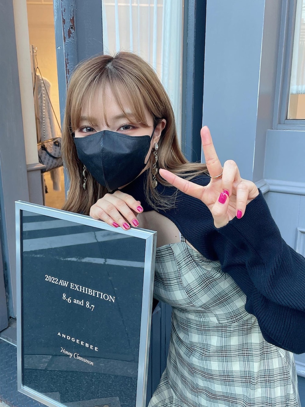 ベージュ系のワンピース、ブラック系のニット/セーターを着用したレディースの秋コーディネートの4枚目の写真