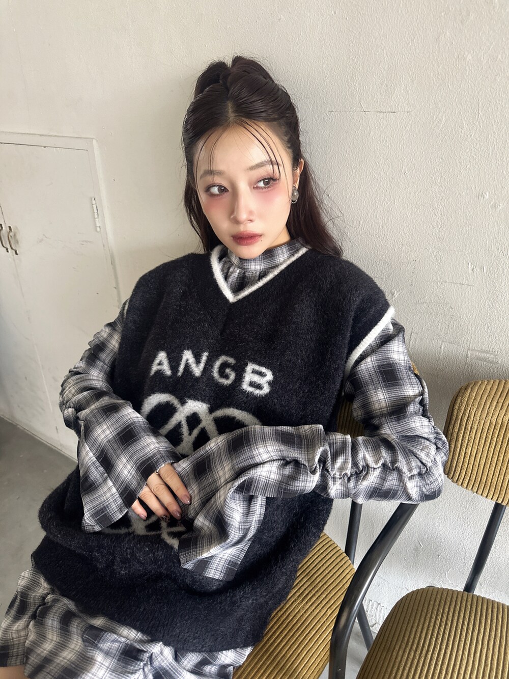 ブラック系のワンピース、ブラック系のベストを着用したレディースの冬コーディネートの4枚目の写真