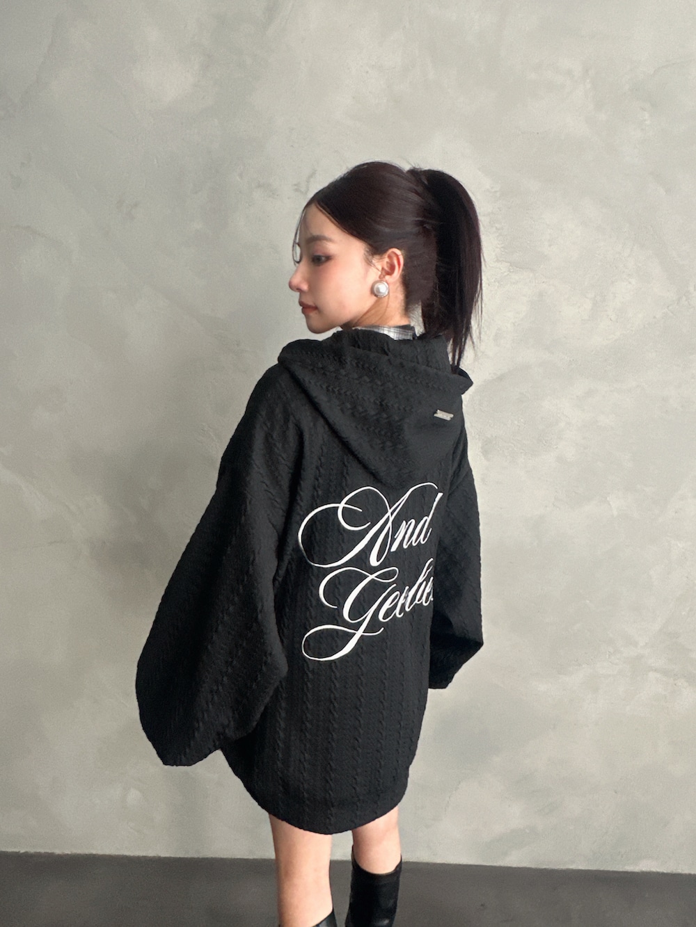 ブラック系のパーカーを着用したレディースの秋コーディネートの3枚目の写真