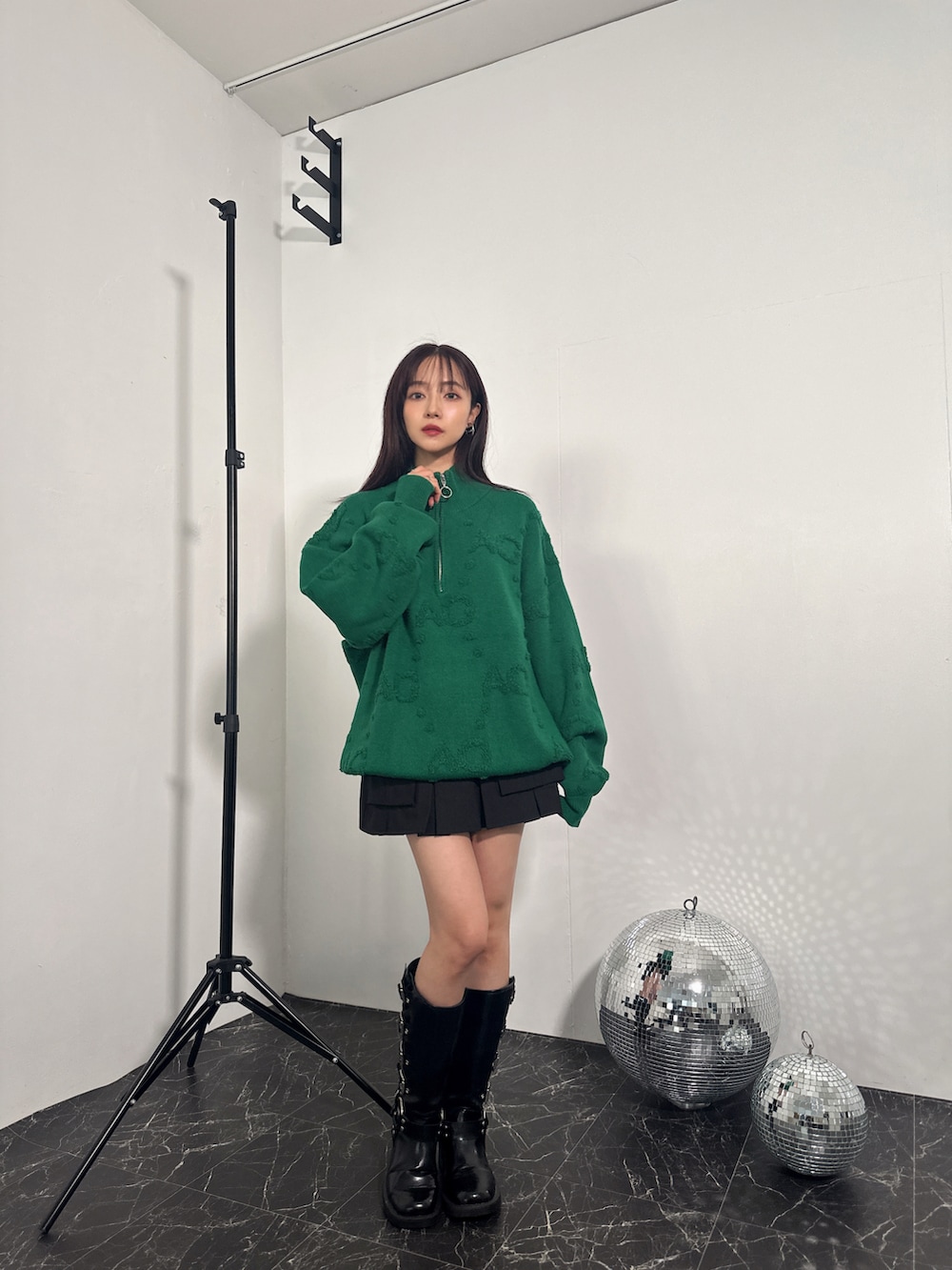 グリーン系のニット/セーターを着用したレディースの冬コーディネートの3枚目の写真