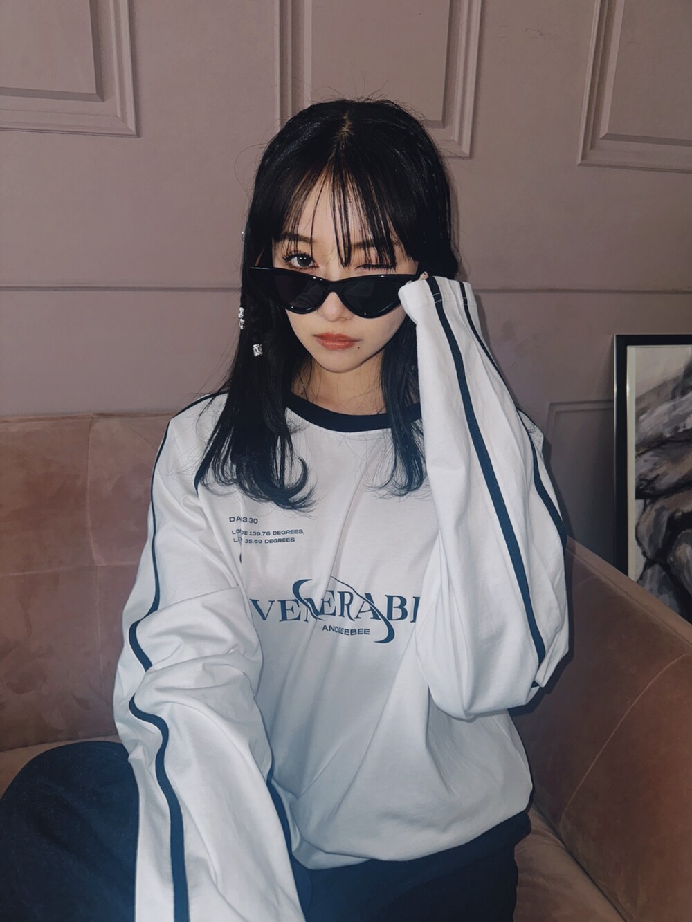 ホワイト系のTシャツ/カットソーを着用したレディースの春コーディネートの4枚目の写真
