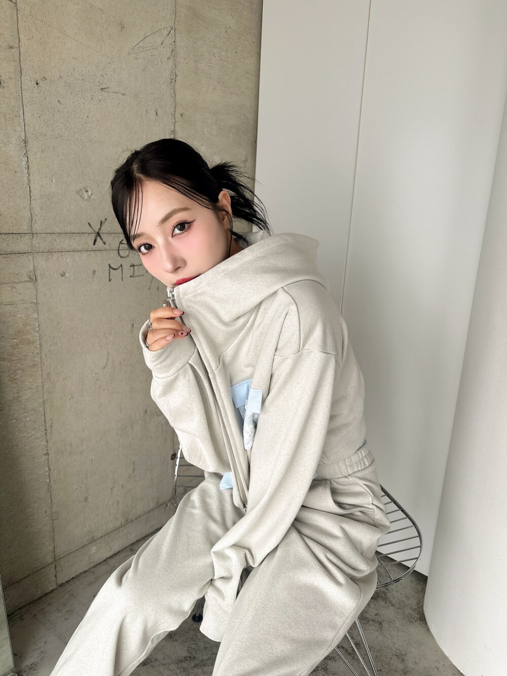 ベージュ系のパーカー、ベージュ系のスウェットパンツを着用したレディースの春コーディネートの5枚目の写真