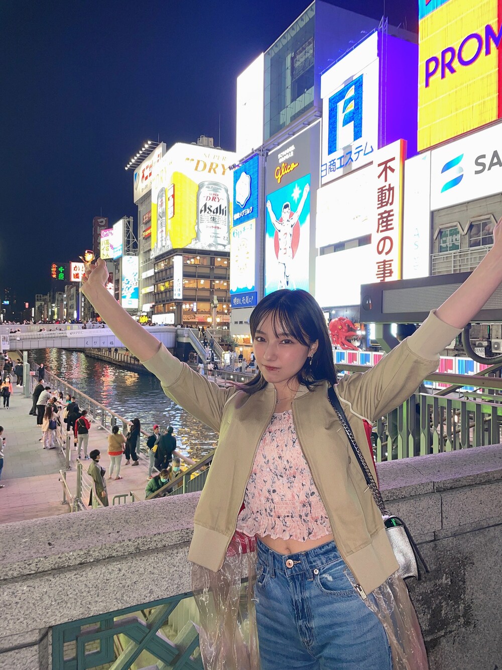 ベージュ系のブルゾンを着用したレディースの夏コーディネートの2枚目の写真