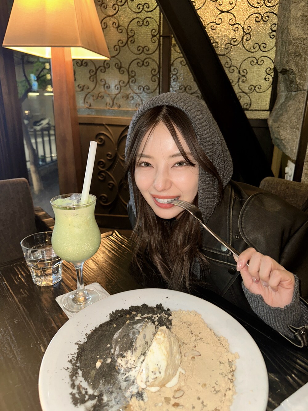 グレー系のパーカー、ブラック系のショルダーバッグを着用したレディースの冬コーディネートの5枚目の写真