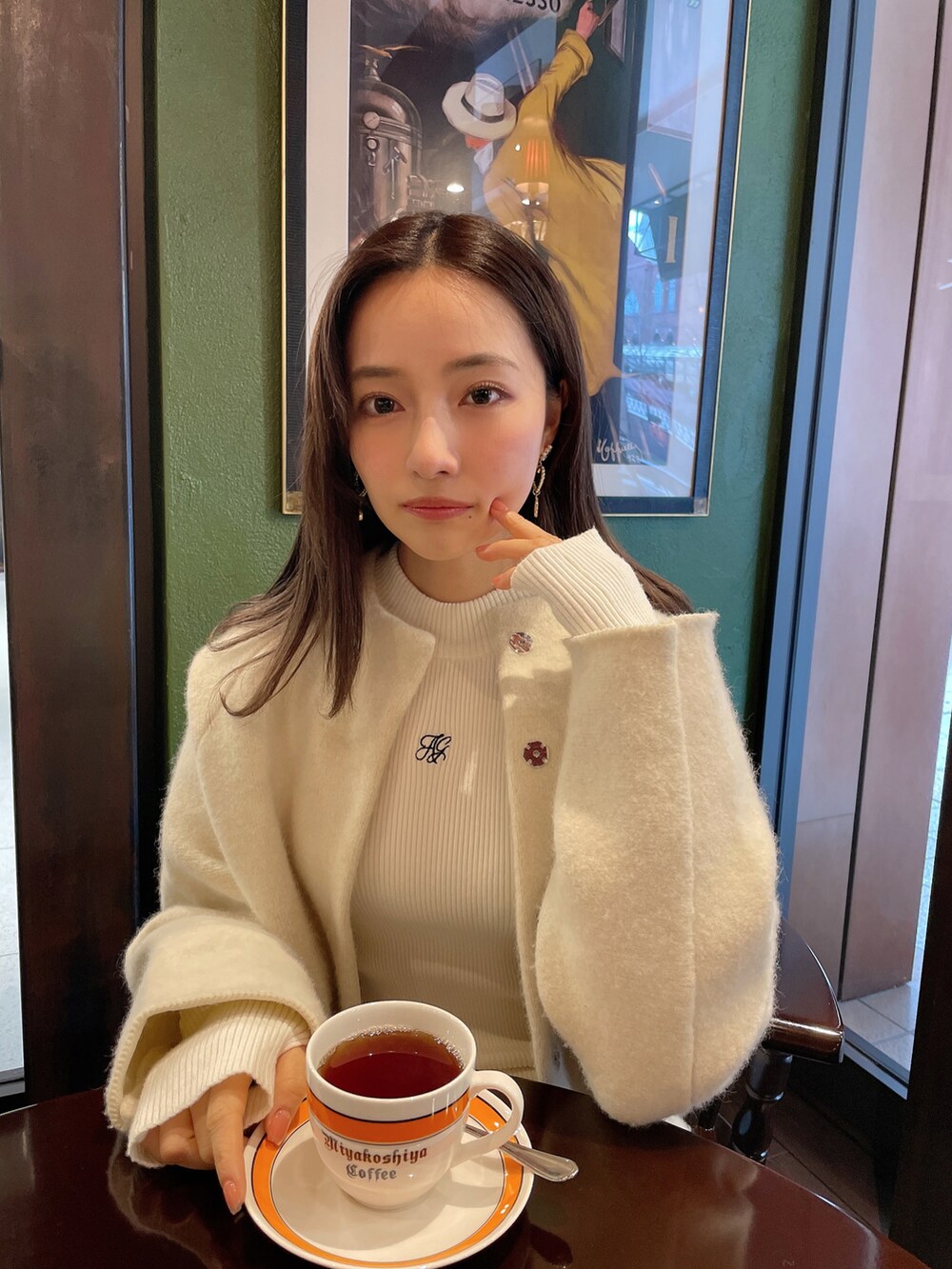 ホワイト系のワンピースを着用したレディースの夏コーディネートの3枚目の写真