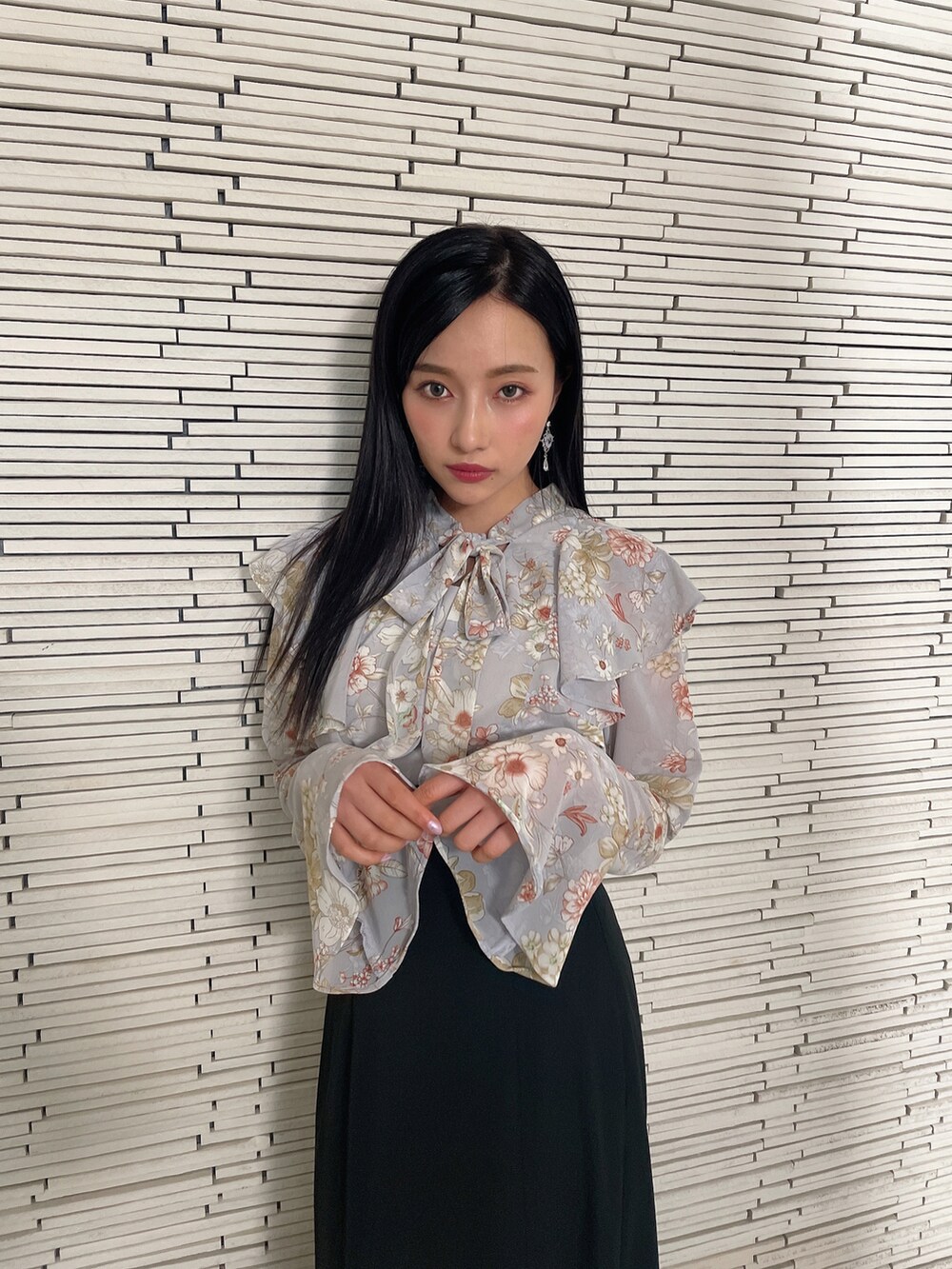 パープル系のシャツ/ブラウス、ブラック系のスカートを着用したレディースの春コーディネートの3枚目の写真