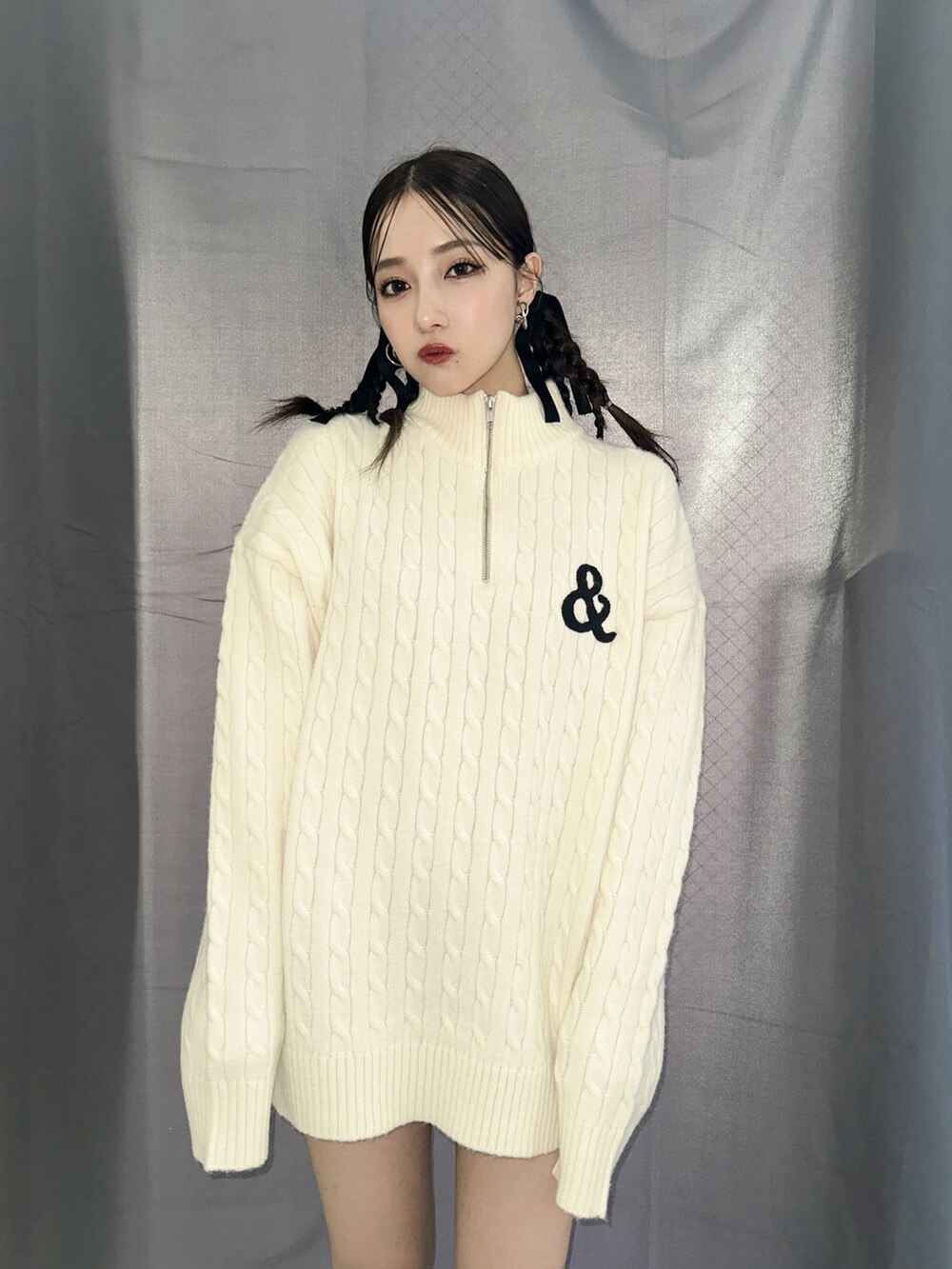 ブルー系のニット/セーターを着用したレディースの冬コーディネートの3枚目の写真