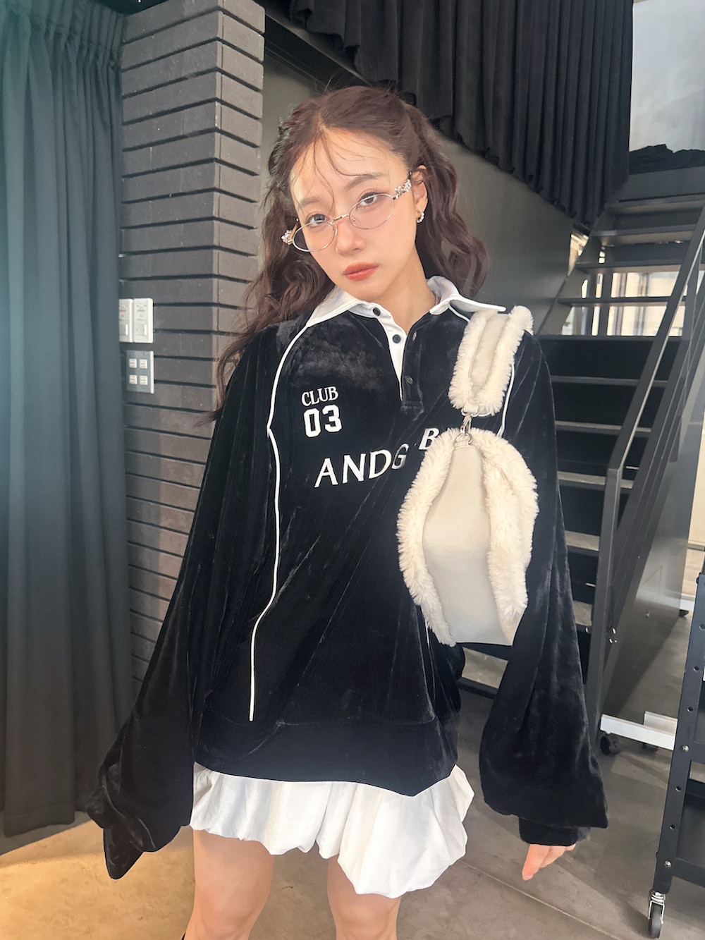 ブラック系のその他トップス、ホワイト系のショルダーバッグを着用したレディースの秋コーディネートの3枚目の写真