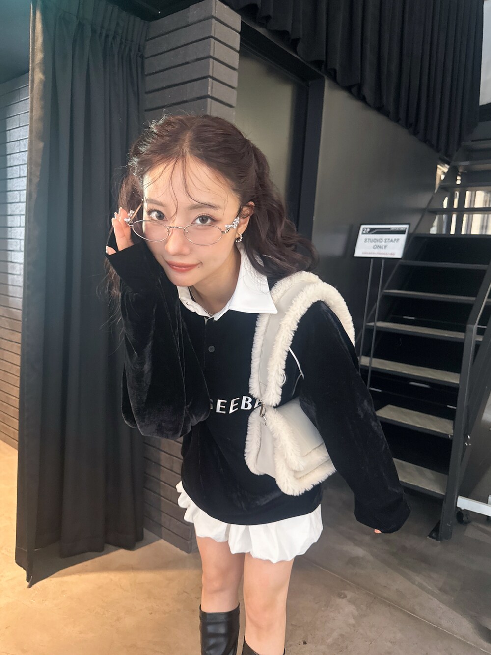 ブラック系のその他トップス、ホワイト系のショルダーバッグを着用したレディースの秋コーディネートの2枚目の写真