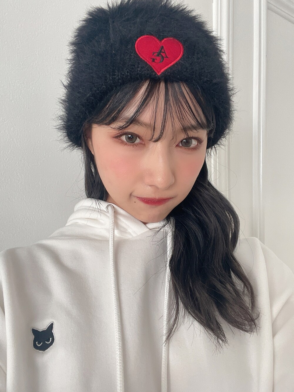 ブラック系のパーカー、ブラック系のニットキャップ/ビーニーを着用したレディースの冬コーディネートの2枚目の写真