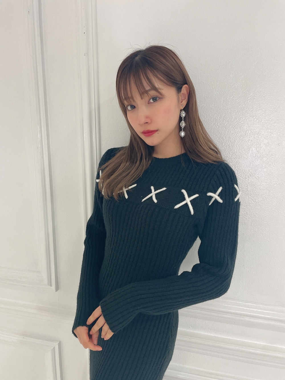 ブラック系のワンピース、ブラック系のブーツを着用したレディースの春コーディネートの5枚目の写真