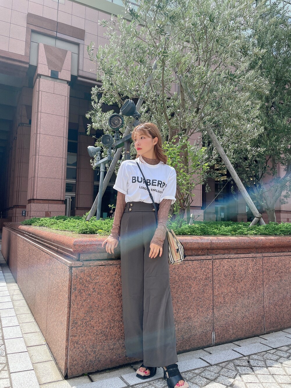 ブラウン系のその他トップス、グレー系のその他パンツ、ブラック系のサンダルを着用したレディースの秋コーディネートの4枚目の写真