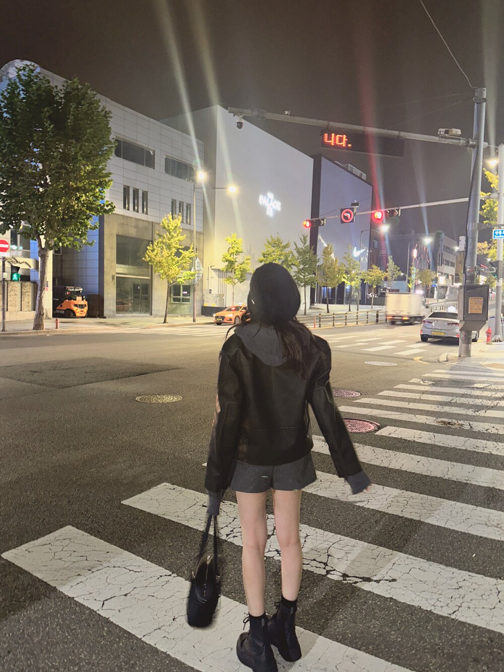 グレー系のパーカーを着用したレディースの冬コーディネートの2枚目の写真