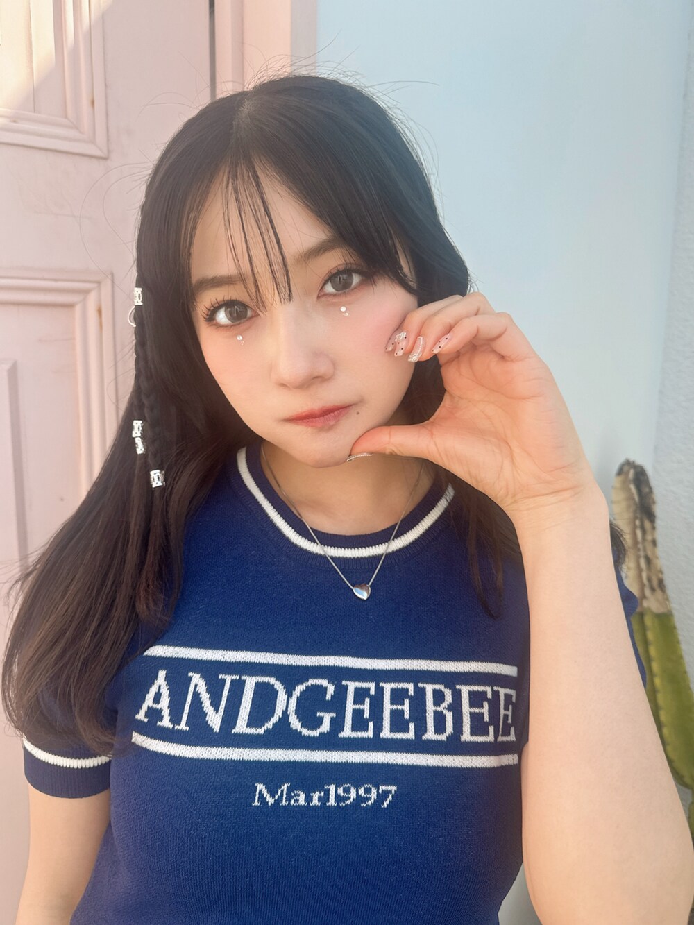 ブルー系のニット/セーターを着用したレディースの夏コーディネートの3枚目の写真