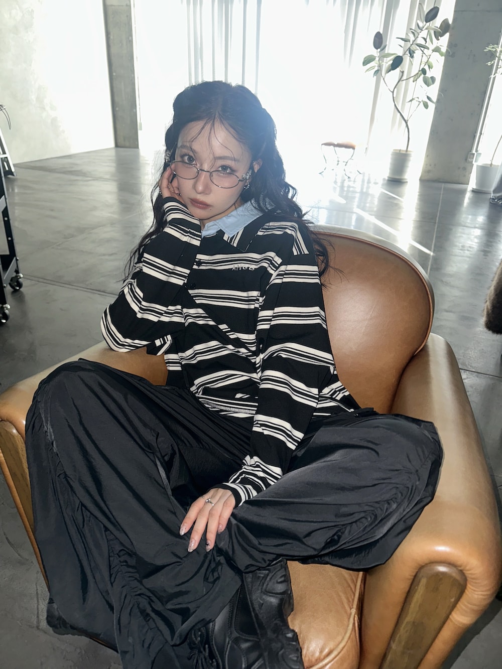 ブラック系のポロシャツ、ブラック系のカーゴパンツを着用したレディースの秋コーディネートの2枚目の写真