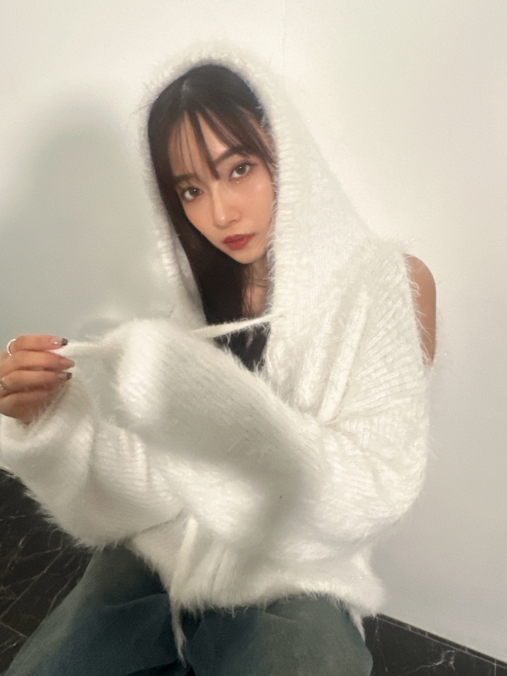 ブルー系のニット/セーターを着用したレディースの冬コーディネートの3枚目の写真