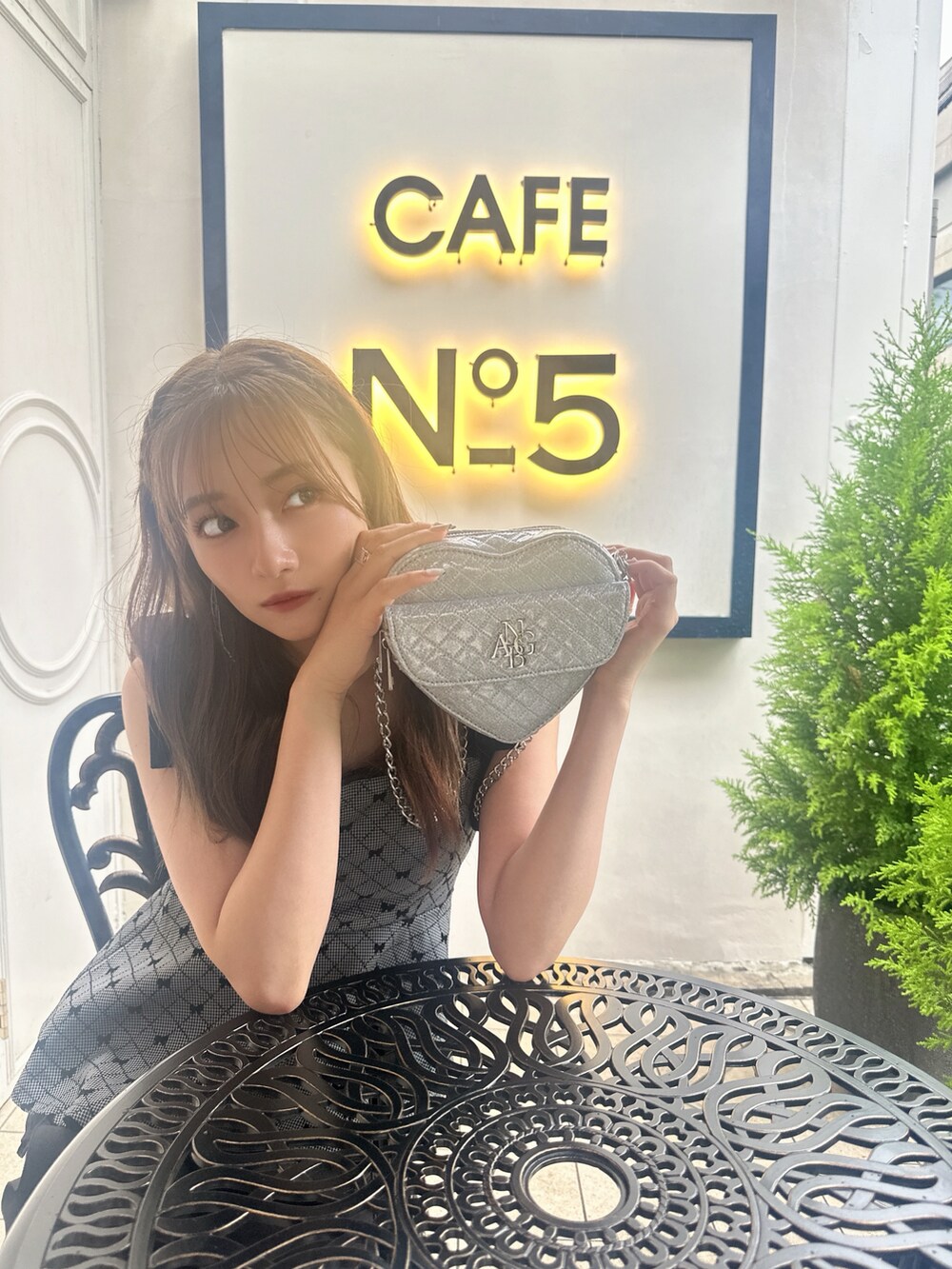 ホワイト系のその他トップスを着用したレディースの夏コーディネートの2枚目の写真