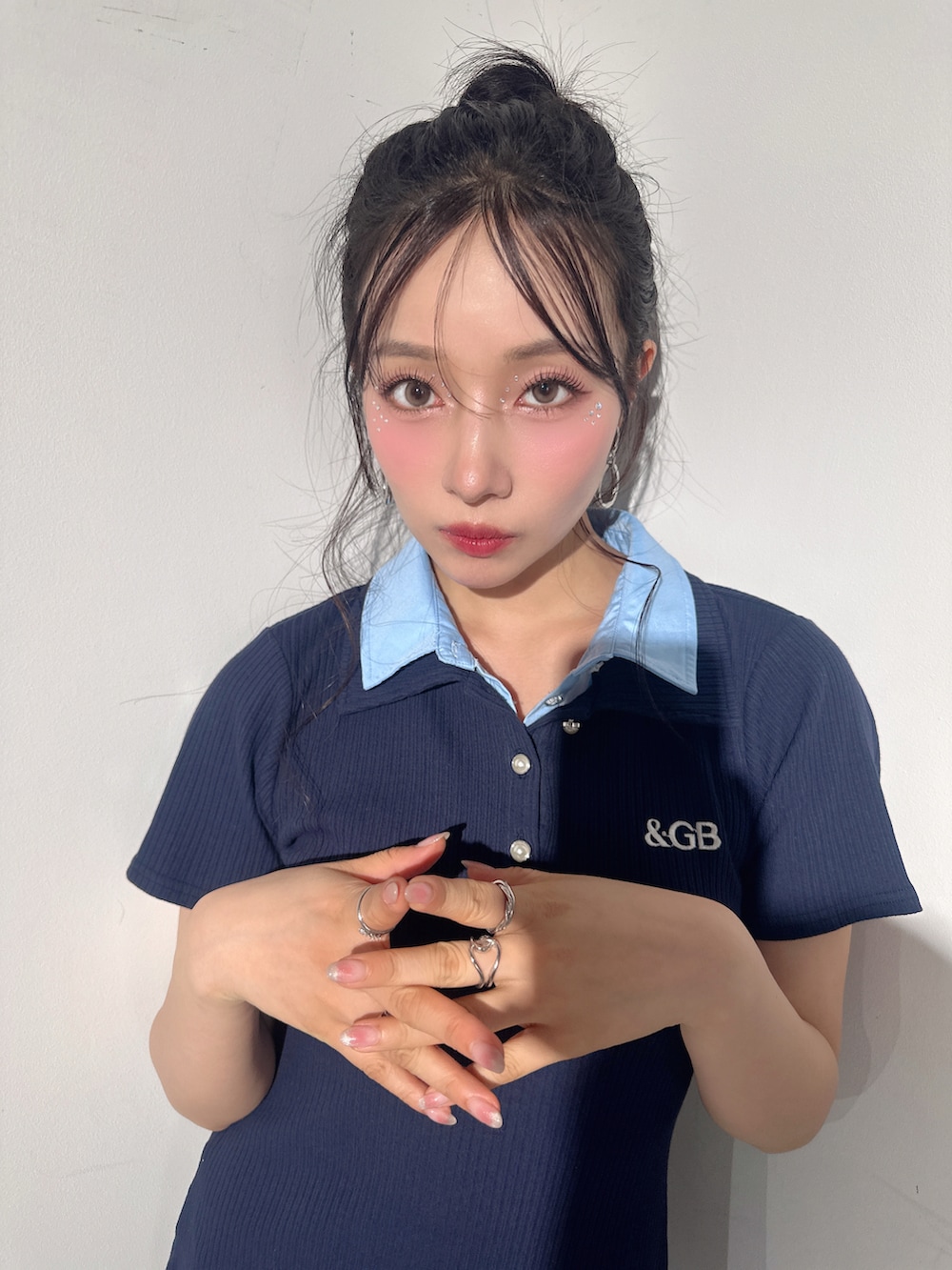 ブルー系のワンピース、ブラック系のローファーを着用したレディースの秋コーディネートの4枚目の写真