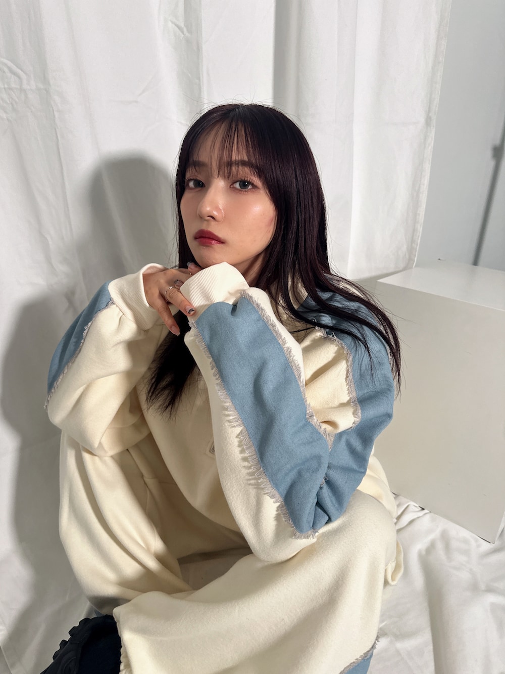 ホワイト系のスウェット、ホワイト系のスウェットパンツを着用したレディースの冬コーディネートの2枚目の写真