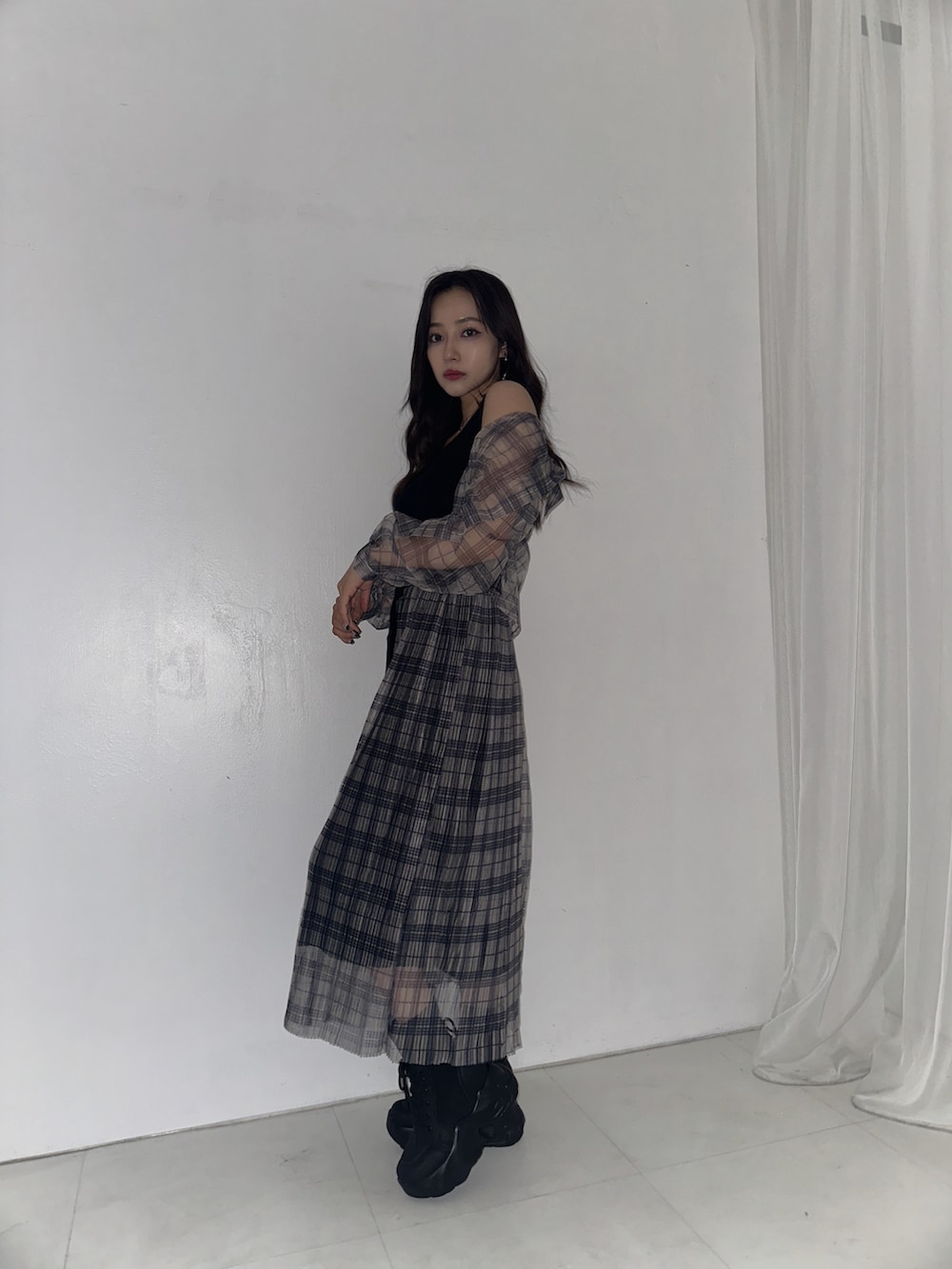 ブラック系のワンピースを着用したレディースの秋コーディネートの2枚目の写真