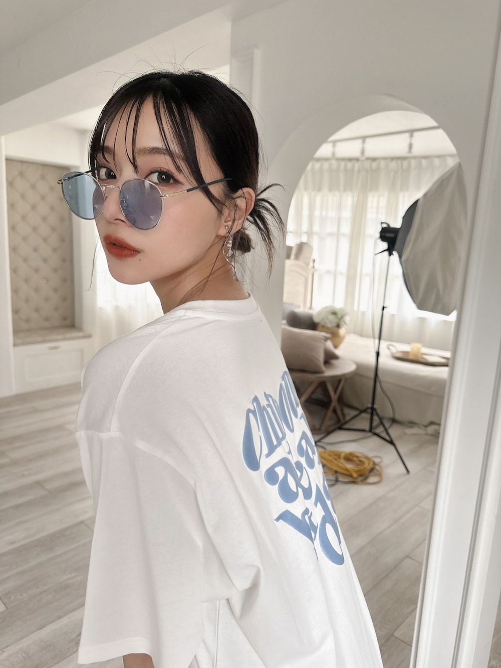 グレー系のTシャツ/カットソーを着用したレディースの夏コーディネートの2枚目の写真