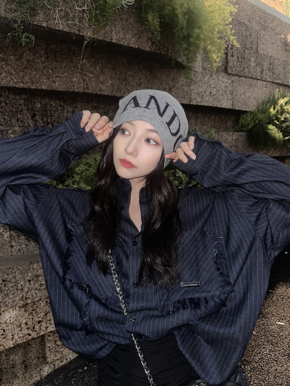 ブルー系のシャツ/ブラウス、ブラック系のスカート、グレー系のニットキャップ/ビーニーを着用したレディースの冬コーディネートの5枚目の写真