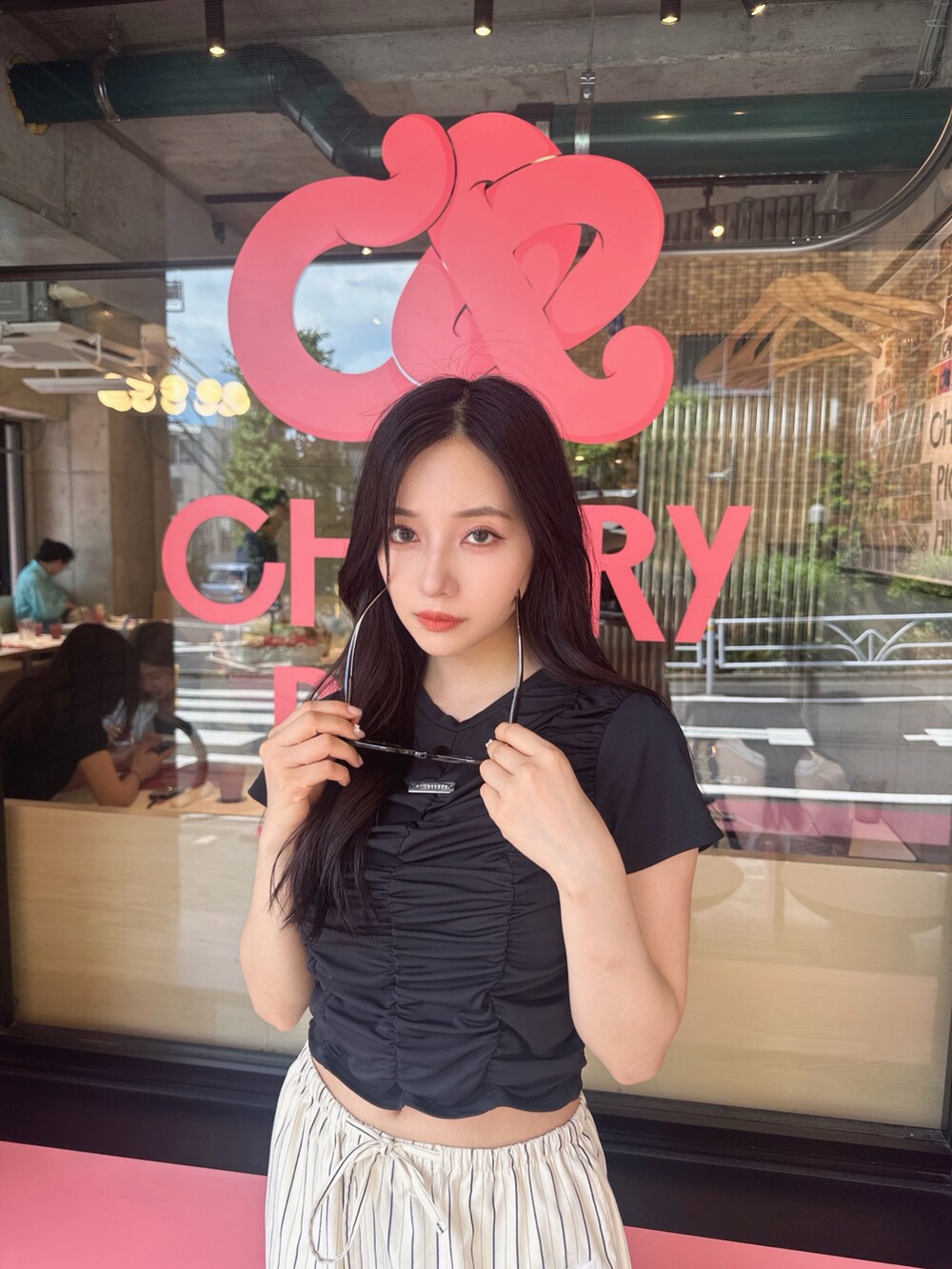 ブラック系のTシャツ/カットソーを着用したレディースの秋コーディネートの4枚目の写真