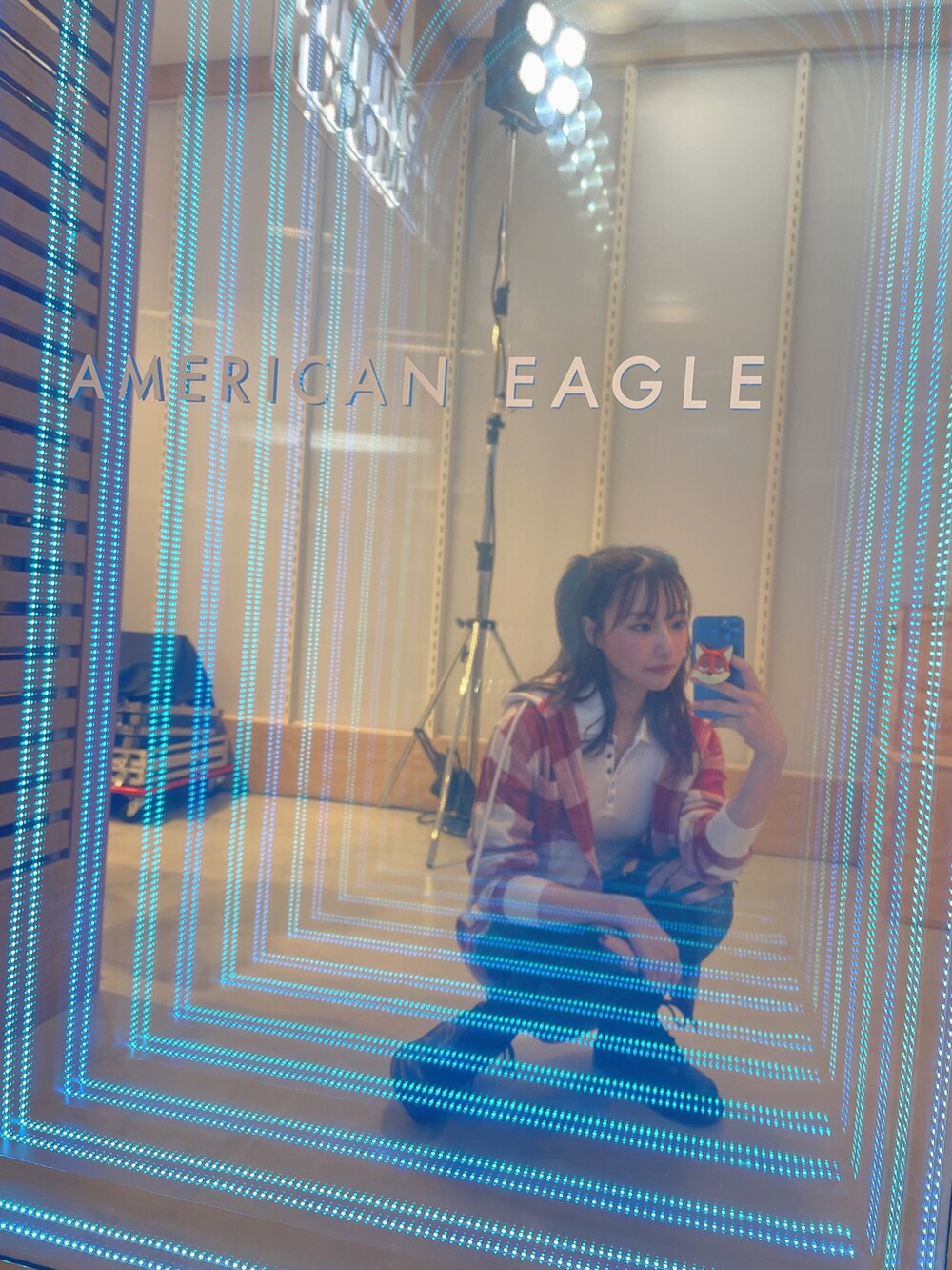レッド系のジャケット/アウターを着用したレディースの春コーディネートの2枚目の写真