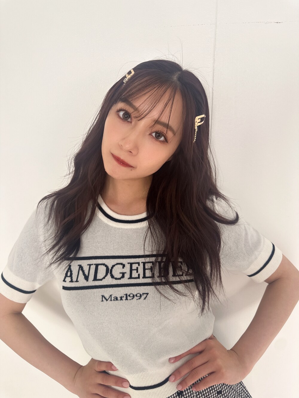 ブルー系のニット/セーター、ホワイト系のその他パンツを着用したレディースの夏コーディネートの5枚目の写真