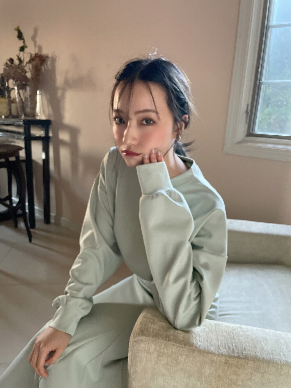 グリーン系のその他トップスを着用したレディースの春コーディネートの3枚目の写真