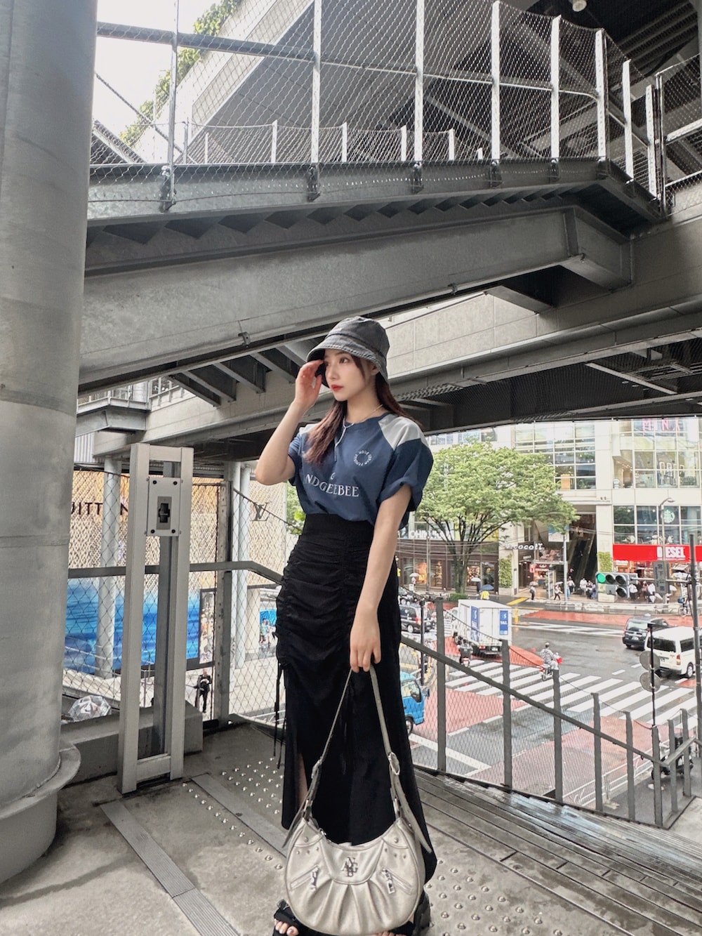 「アウトドアスタイル、秋コーデ、休日スタイル、秋服コーデ、今日のコーデ、カジュアルガーリー、Tシャツコーデ、ゆるコーデ、スカートスタイル、ANDGEEBEE、バケットハット」｜「ANDGEEBEEのUNISEX ユニフォームロゴTシャツ（Tシャツ/カットソー、ブルー系）」を使った、村瀬紗英さん（レディース・159cm）の秋コーディネートの2枚目の写真