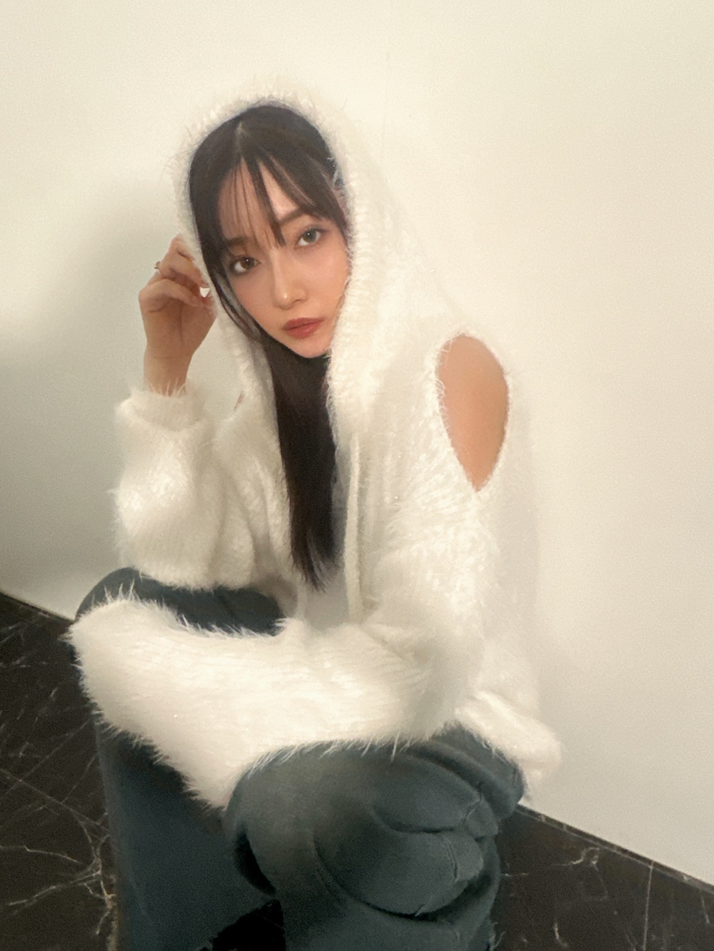 ブルー系のニット/セーターを着用したレディースの冬コーディネートの2枚目の写真