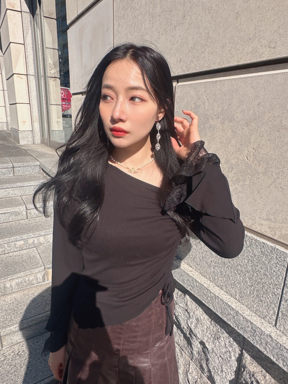 ブラック系のTシャツ/カットソー、ブラウン系のスカートを着用したレディースの夏コーディネートの4枚目の写真