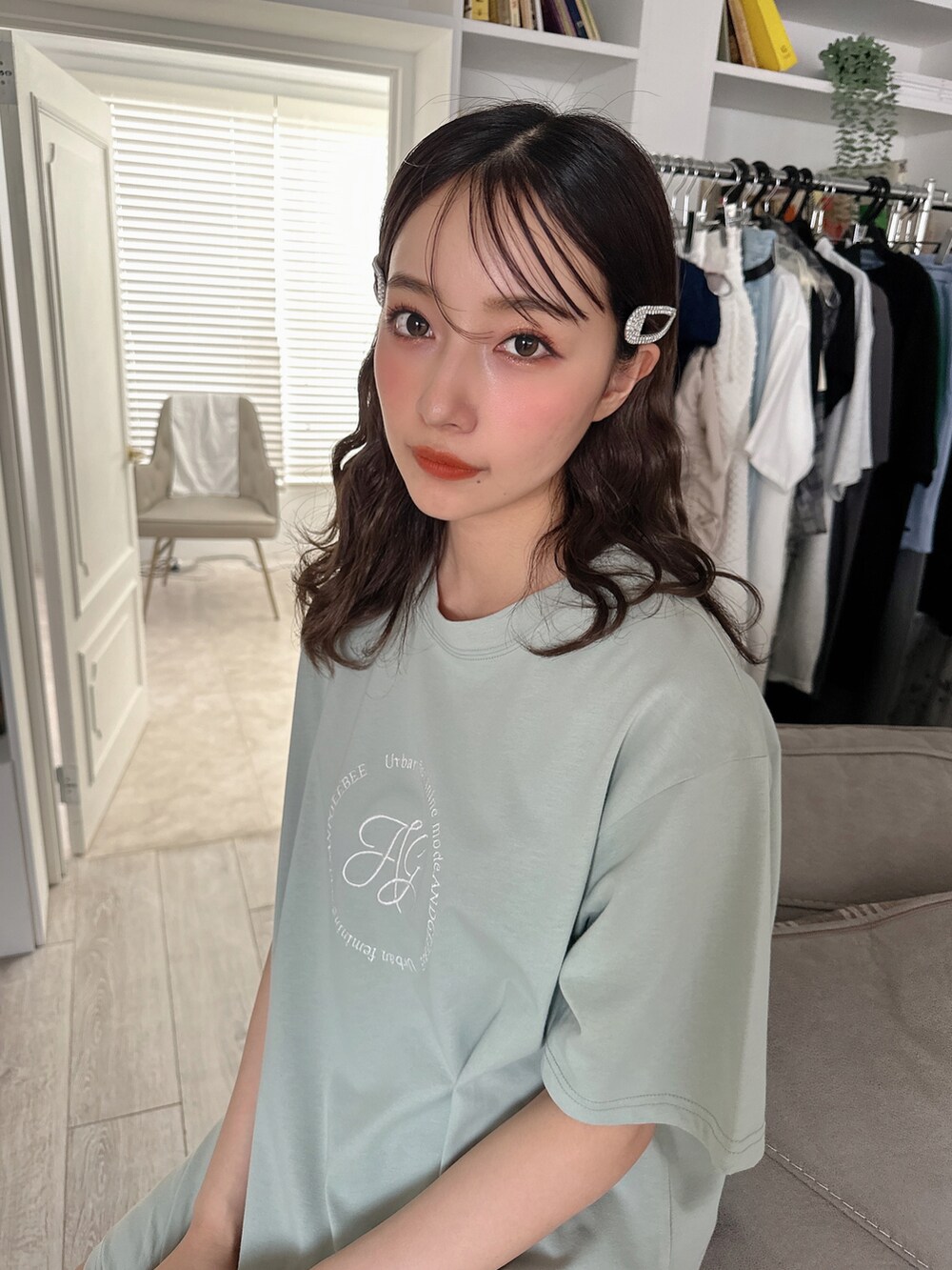 グリーン系のTシャツ/カットソーを着用したレディースの夏コーディネートの2枚目の写真