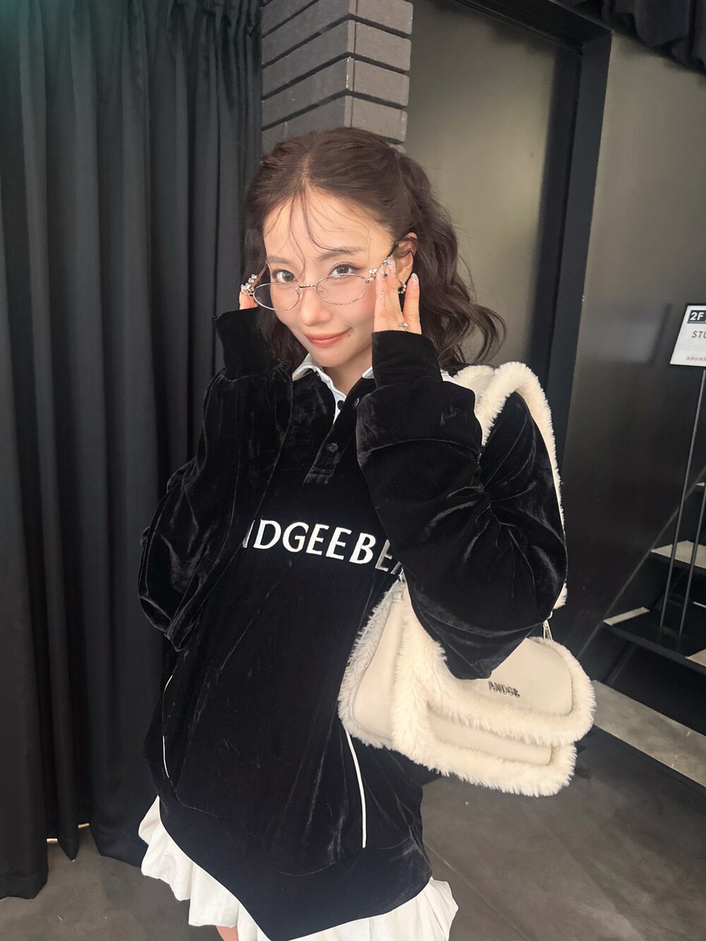 ブラック系のその他トップス、ホワイト系のショルダーバッグを着用したレディースの秋コーディネートの4枚目の写真