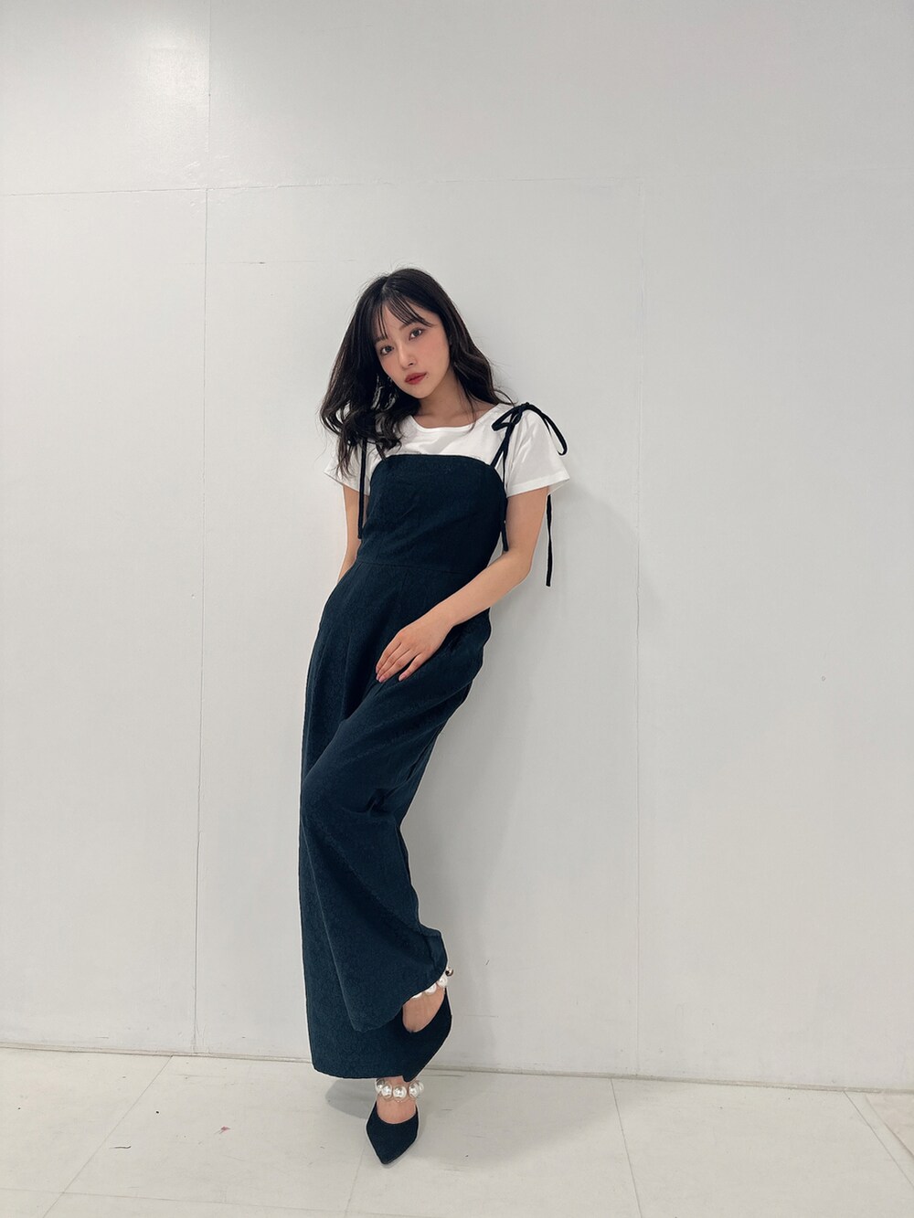 ホワイト系のTシャツ/カットソー、ブラック系のワンピースを着用したレディースの秋コーディネートの2枚目の写真