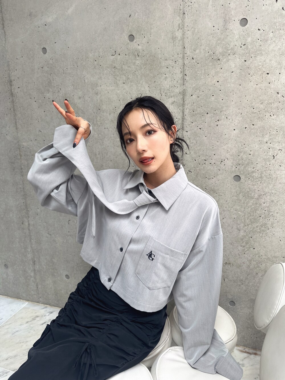 グレー系のシャツ/ブラウス、グレー系のスカートを着用したレディースの秋コーディネートの2枚目の写真