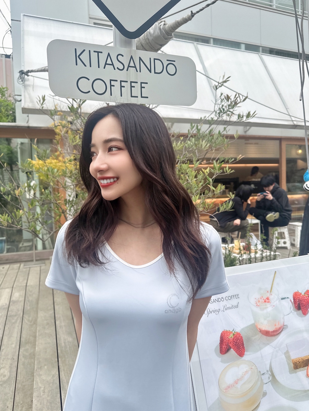 ブルー系のワンピース、ホワイト系のメッセンジャーバッグを着用したレディースの夏コーディネートの5枚目の写真