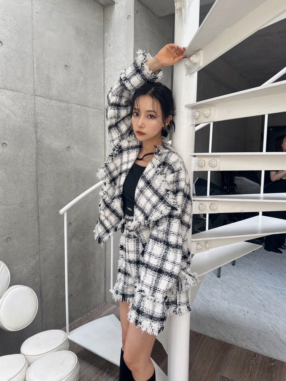 ホワイト系のテーラードジャケット、ホワイト系のその他パンツ、ブラック系のタンクトップを着用したレディースの秋コーディネートの2枚目の写真