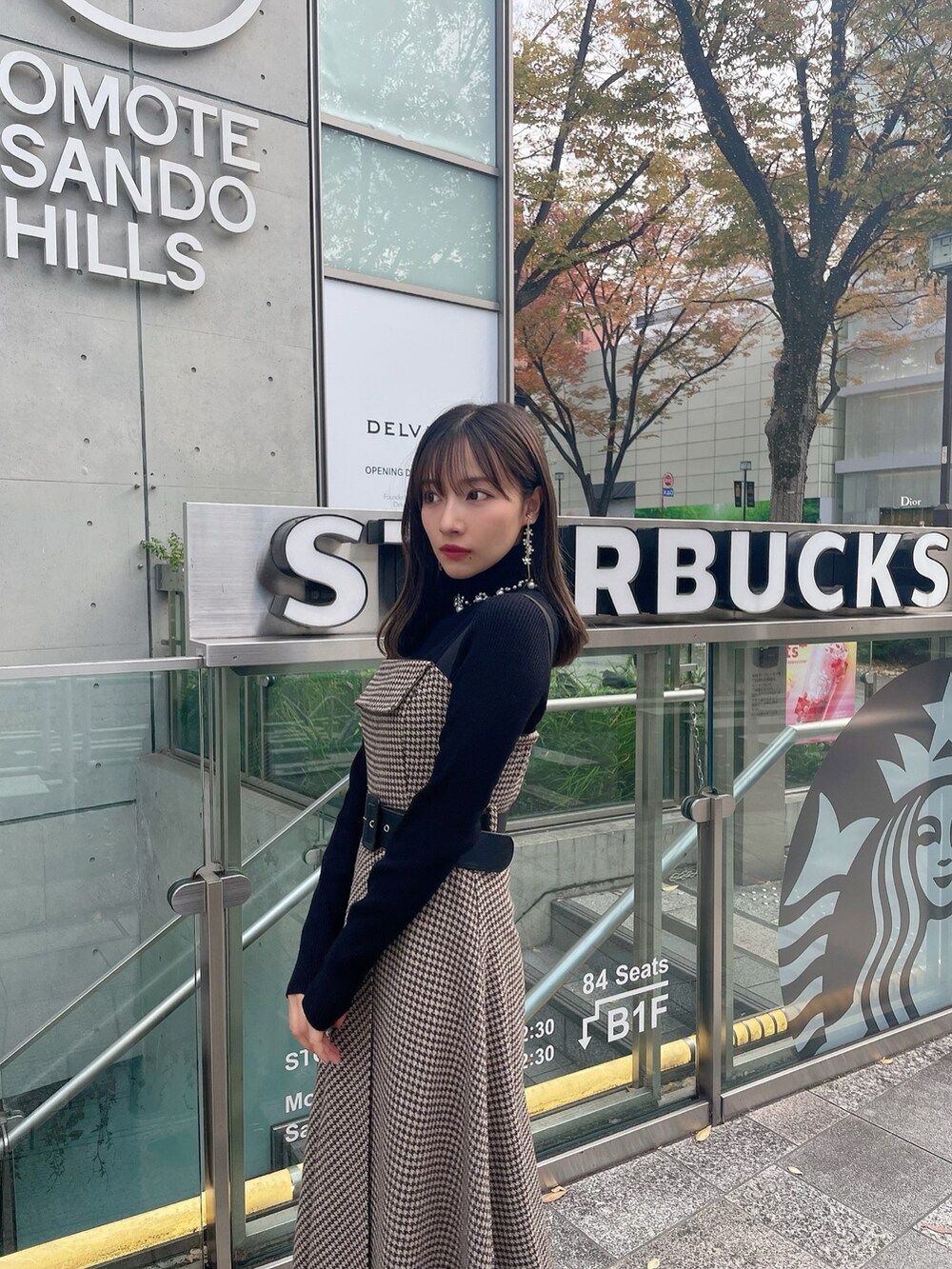 ブラック系のその他シューズ、ブラウン系のワンピース、ブラック系のニット/セーターを着用したレディースの春コーディネートの3枚目の写真