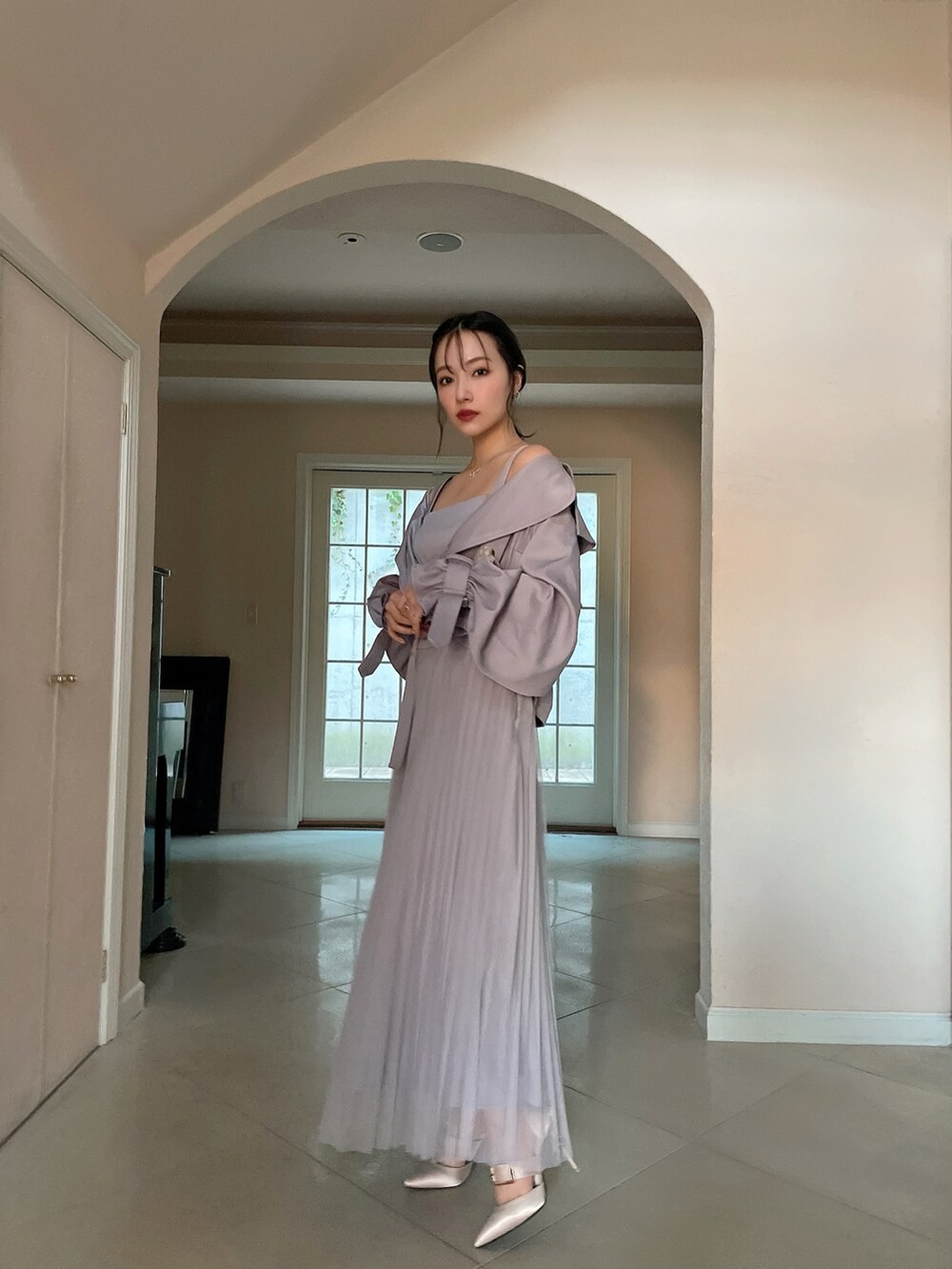 グレー系のトレンチコート、グレー系のワンピースを着用したレディースの夏コーディネートの3枚目の写真