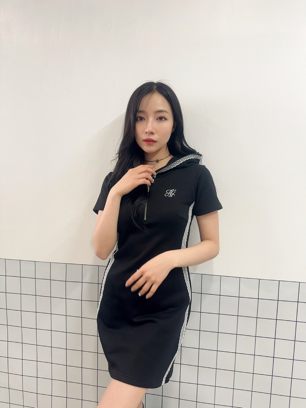 ブラック系のワンピースを着用したレディースの夏コーディネートの3枚目の写真