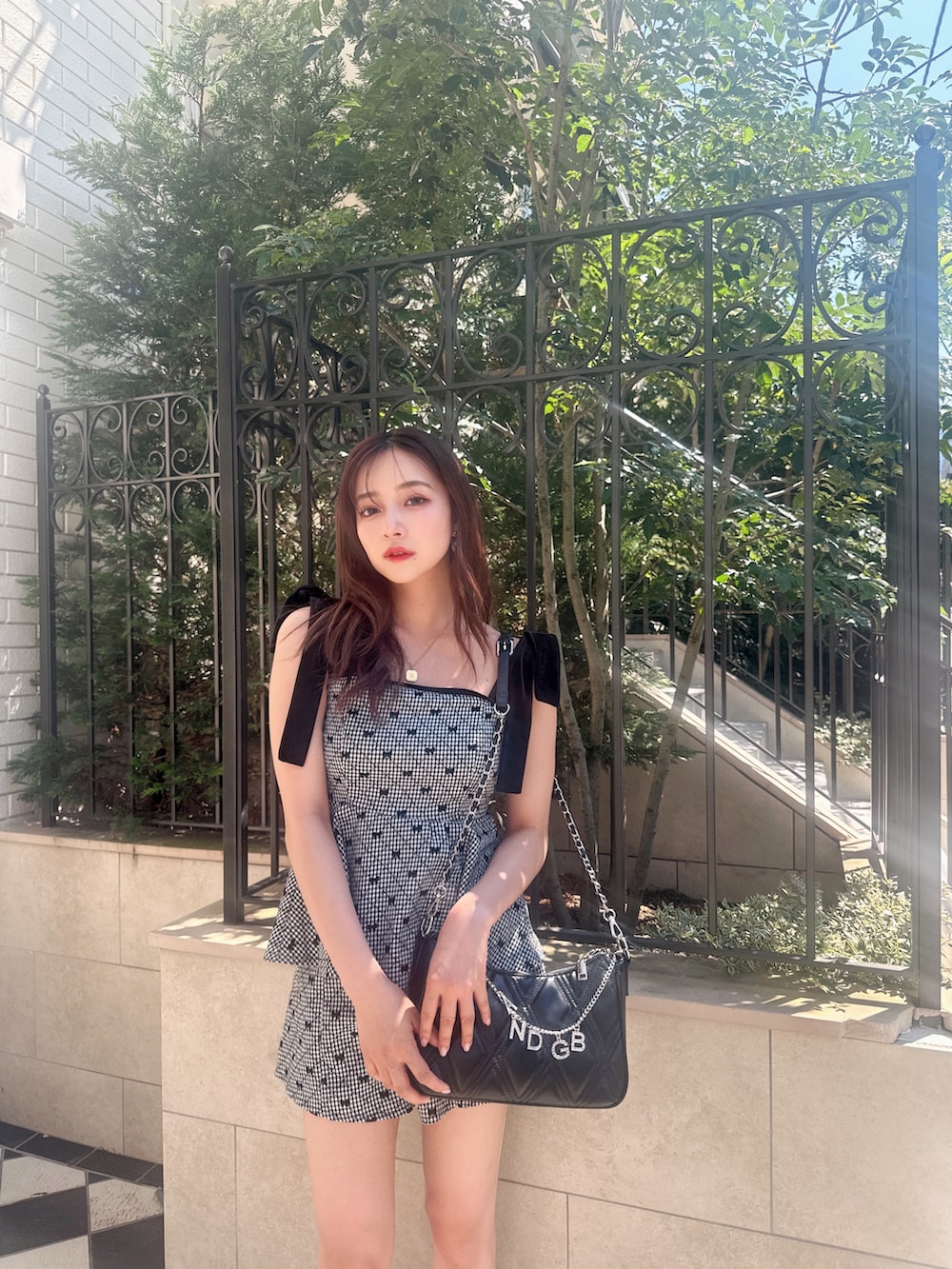 ブラック系のその他トップス、ホワイト系のその他パンツを着用したレディースの夏コーディネートの2枚目の写真