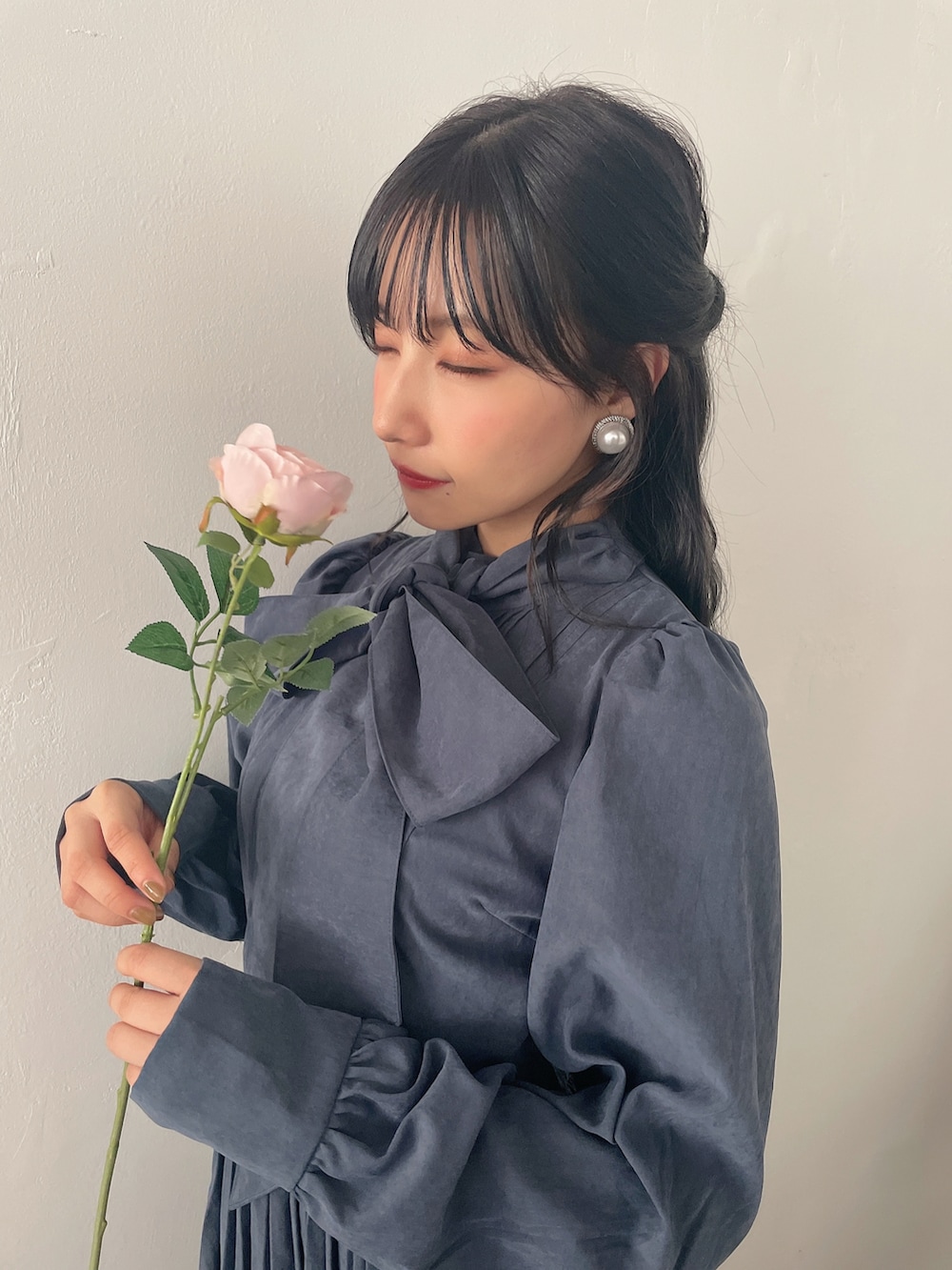 グレー系のワンピースを着用したレディースの冬コーディネートの5枚目の写真