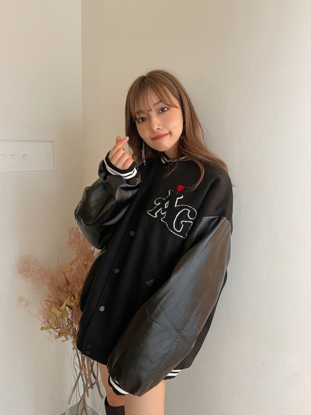 ブラック系のスタジャンを着用したレディースの冬コーディネートの3枚目の写真