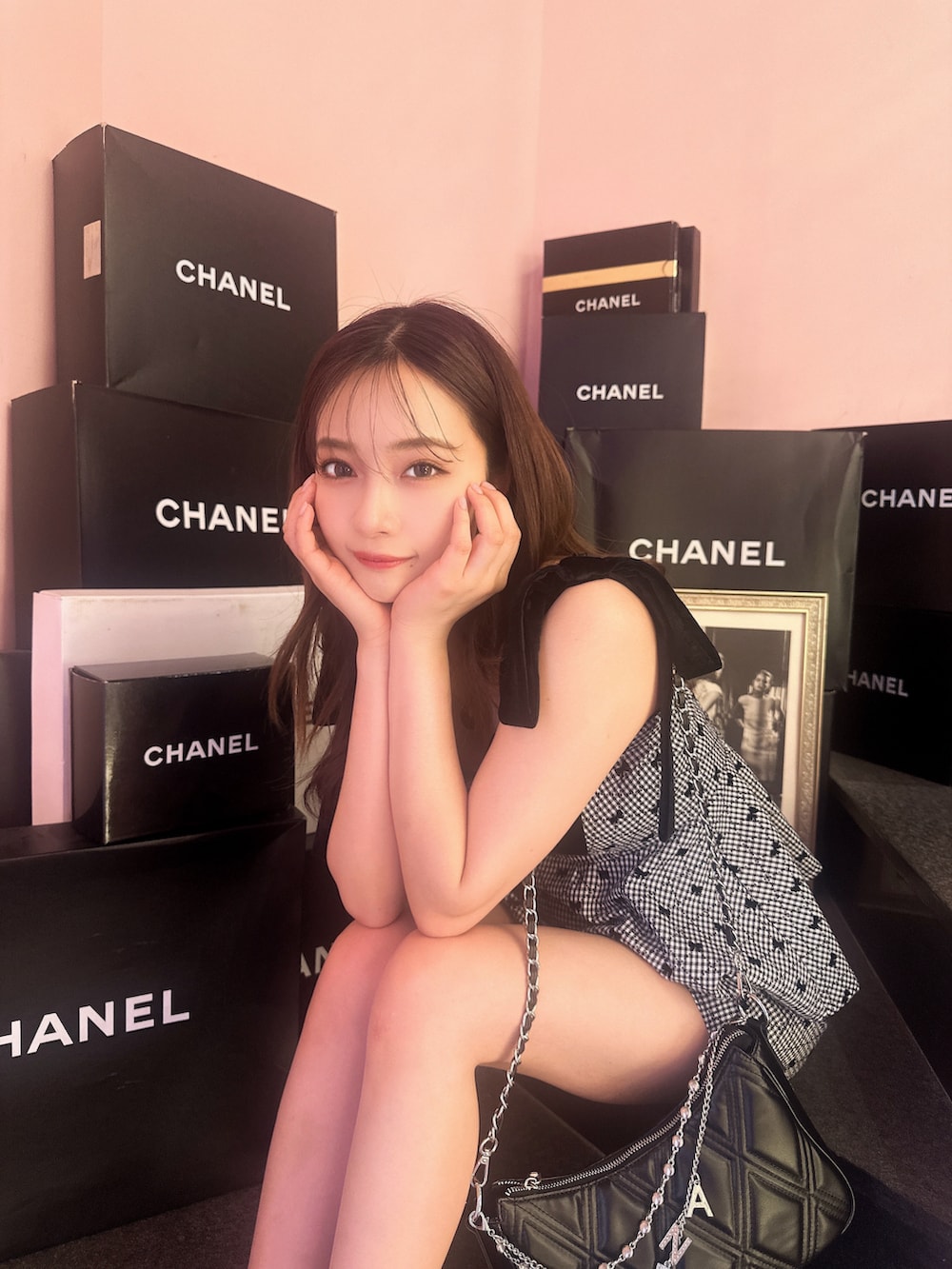 ホワイト系のその他トップス、ホワイト系のその他パンツ、ブラック系のバッグを着用したレディースの夏コーディネートの4枚目の写真