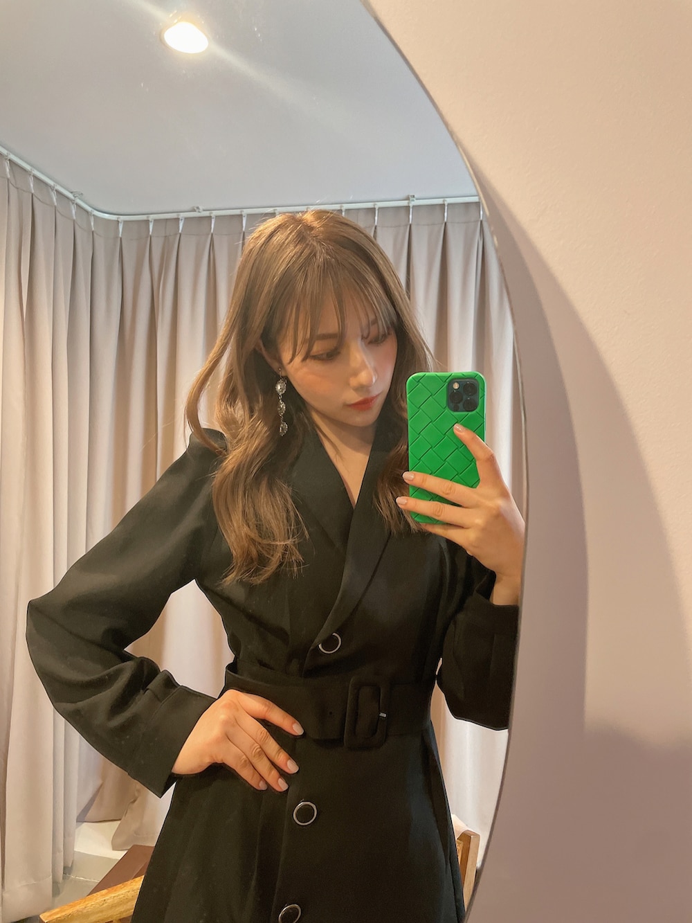 ブラック系のワンピースを着用したレディースの秋コーディネートの3枚目の写真