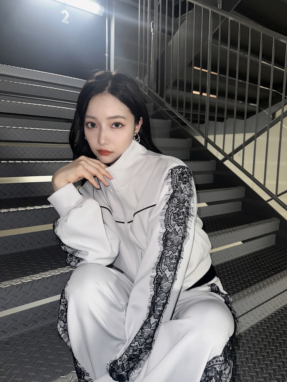 グレー系のジャージ、グレー系のその他パンツを着用したレディースの秋コーディネートの2枚目の写真